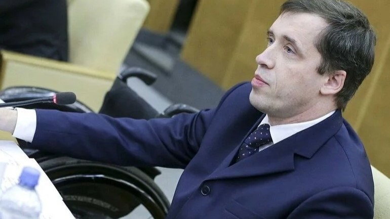 Адаптация общественных пространств для инвалидов и пожилых поможет демографии, заявил депутат Госдумы